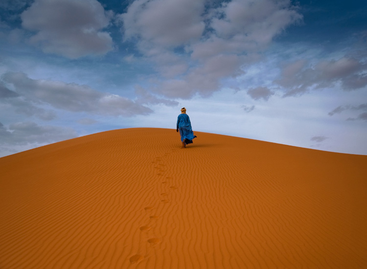 un tuareg sulle dune del massiccio del Tadrart Acacus, nella Libia meridionale